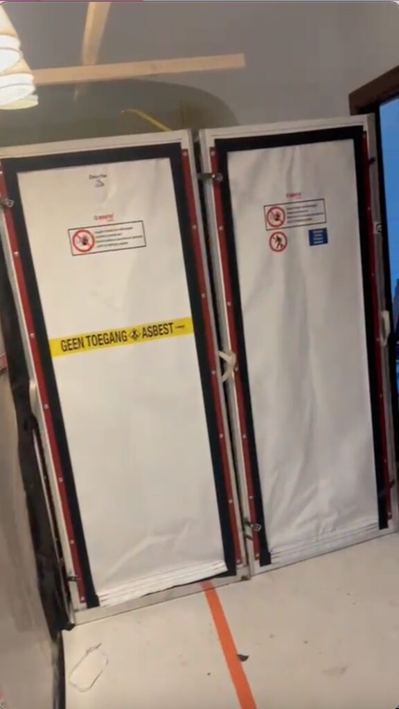 Portes hermétiques de confinement avec signalisation « Aucun accès - amiante », utilisées lors des travaux de désamiantage en région bruxelloise. Hermetische deuren met waarschuwingsbord "Geen toegang - asbest", gebruikt tijdens asbestverwijdering in de Brusselse regio.